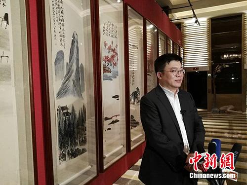 北京保利拍賣執(zhí)行董事趙旭在當晚接受采訪。<a target='_blank'  _fcksavedurl='http://www.chinanews.com/' _fcksavedurl='http://www.chinanews.com/' >中新網</a>記者 宋宇晟 攝