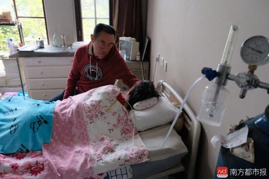 氧氣的轟隆聲，一刻不停地在這個家里“吵”了九年多。（羅逸爵 攝）