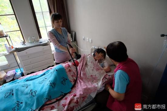 每次排痰，張津華就會癲癇發(fā)作，這是她腦部僅有的電信號。（羅逸爵 攝）