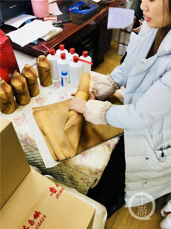 正在對白酒進(jìn)行包裝處理的經(jīng)營戶。