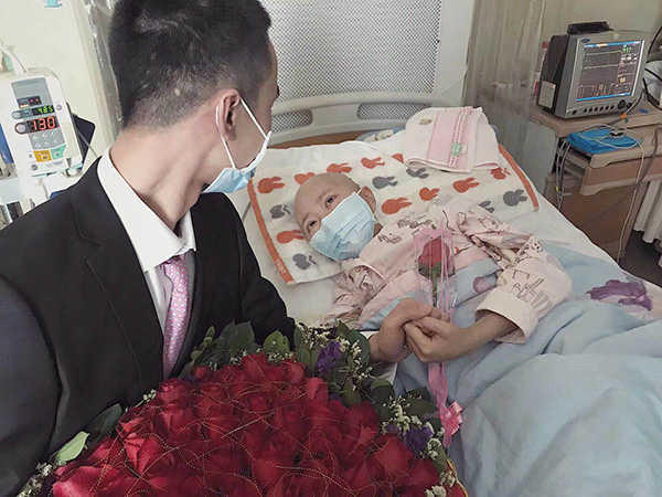 小伙病房求婚白血病女友：守護你不離不棄