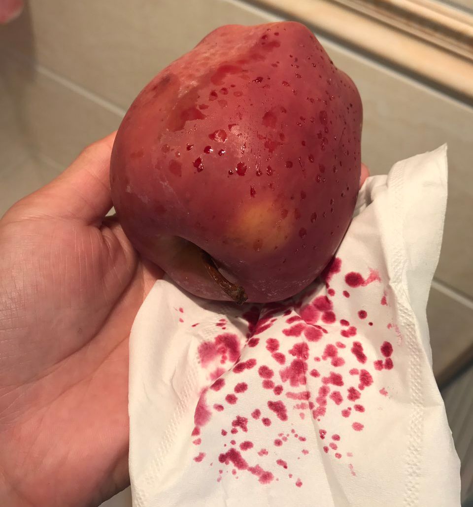 嚇懵！女子用熱水泡蘋果結(jié)果冒出血珠 咋回事？