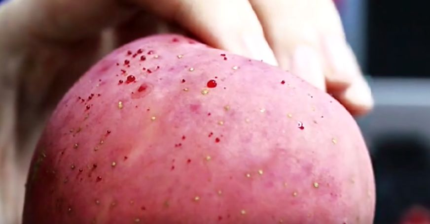 嚇懵！女子用熱水泡蘋果結(jié)果冒出血珠 咋回事？