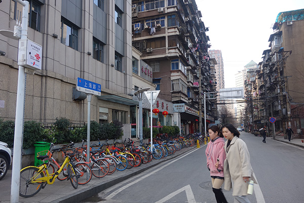 上海路的兩邊，大多是一些老房子。