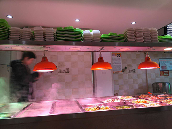 羅正宇經(jīng)常去的炸醬面館，中午和晚上有盒飯吃。