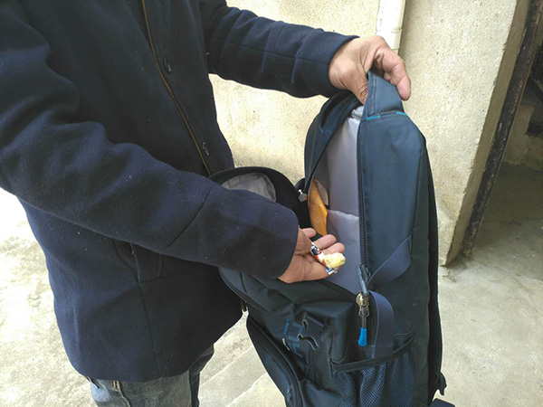 羅正宇的藍色背包，只剩下一塊錢和一顆大白兔奶糖。