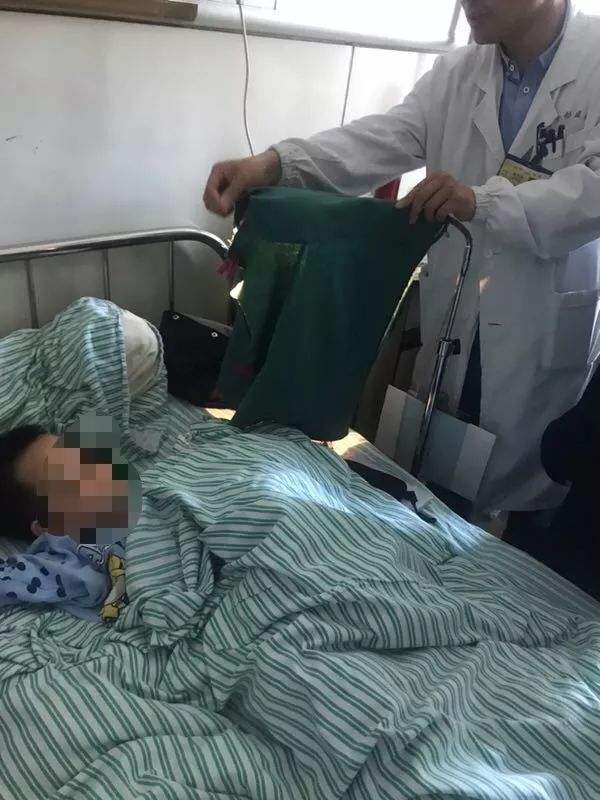 嚇哭！6歲男孩被夾斷手指 罪魁禍?zhǔn)拙故切７? oldsrc=