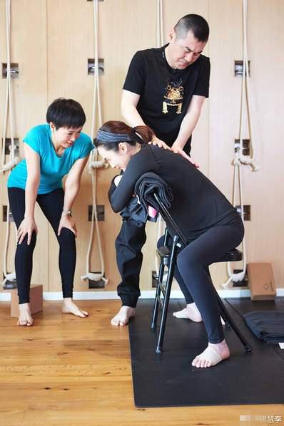 蔣勤勤與陳建斌一起做瑜伽。