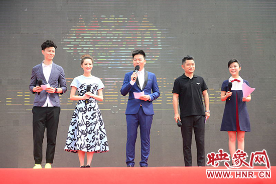 電視臺(tái)主持人與電臺(tái)主播搭檔主持，讓人耳目一新