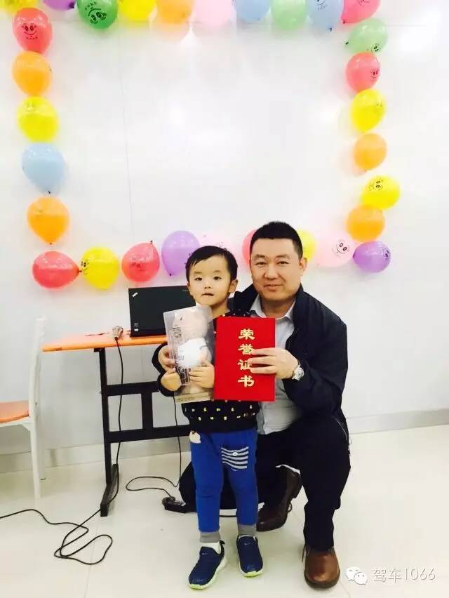 我是小小銀行家，來跟行長合個(gè)影哦