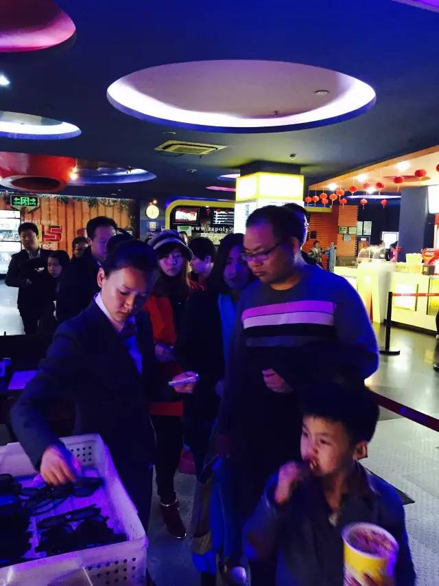 小朋友吃的好香?。”谆ê碗娪罢媸墙^配喲