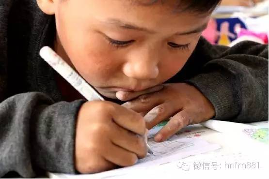 小手黑黑的，像是很少洗