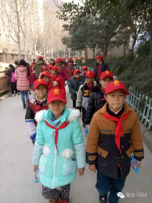 脖子上戴著紅領(lǐng)巾，頭上頂著小紅帽，排著整齊的隊伍——出發(fā)！