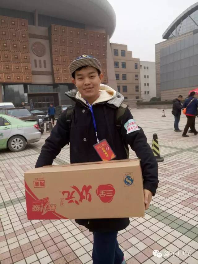 河南電臺(tái)1066主持人小澤，搬送愛(ài)心餃子。