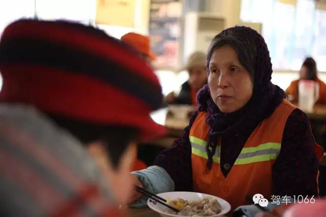 部分環(huán)衛(wèi)工在下班后來(lái)到76人老燴面吃到熱乎乎的餃子。