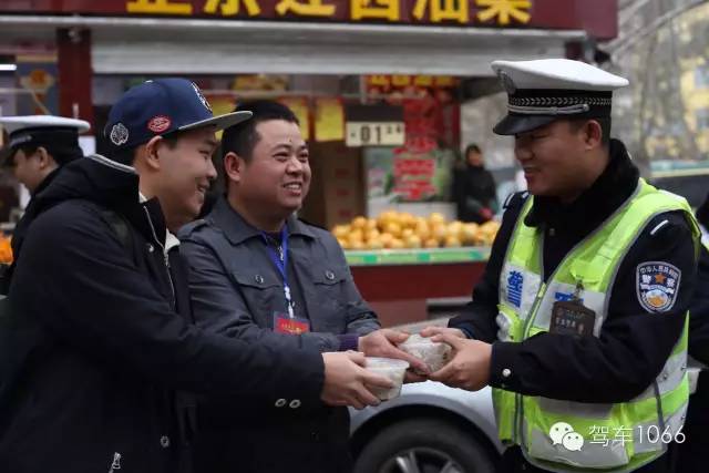 新華社攝影記者李博，也隨我們1066小分隊(duì)一路同行他也為我們記錄下了一幕幕溫暖的瞬間。