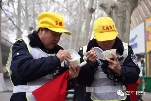 1066小分隊(duì)和志愿者來(lái)到金水路文化路，給這里執(zhí)勤的交警和協(xié)管送去暖心餃子。