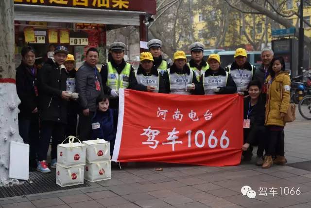1066小分隊(duì)和志愿者來(lái)到金水路文化路，給這里執(zhí)勤的交警和協(xié)管送去暖心餃子。