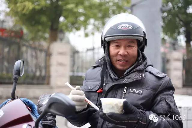 1066小分隊(duì)來(lái)到紫荊山（摩的司機(jī)、出租車(chē)司機(jī)、市民)，給他們送去餃子。