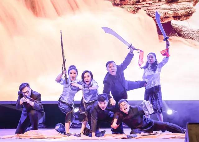 作為本場晚會的最后一個節(jié)目，《黃河大合唱》刷新你完全不一樣的體驗。