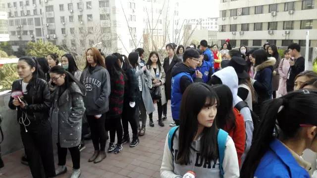 還沒開始時(shí)大家已經(jīng)開始有序排隊(duì)了，棒棒噠！