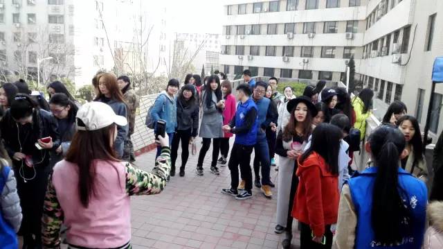 還沒開始時(shí)大家已經(jīng)開始有序排隊(duì)了，棒棒噠！