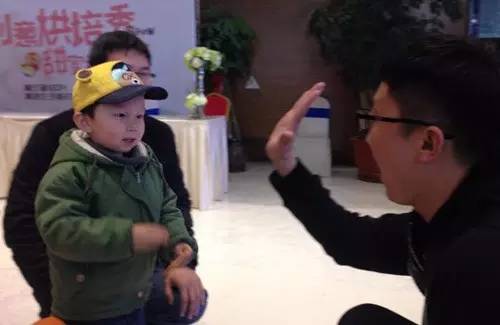 老楊你真心的是童心未泯啊，來，跟叔叔Give Me Five！