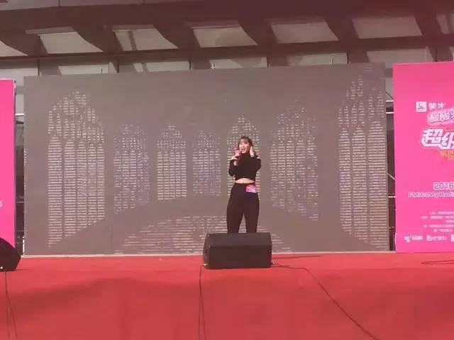 這pose一看就是在飆高音，猜猜看她唱的是哪首歌？