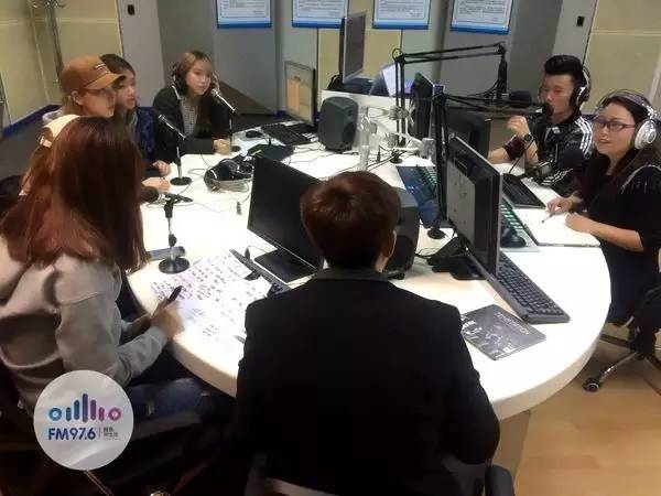 正式直播的時候，美少女們都非常認真哦！