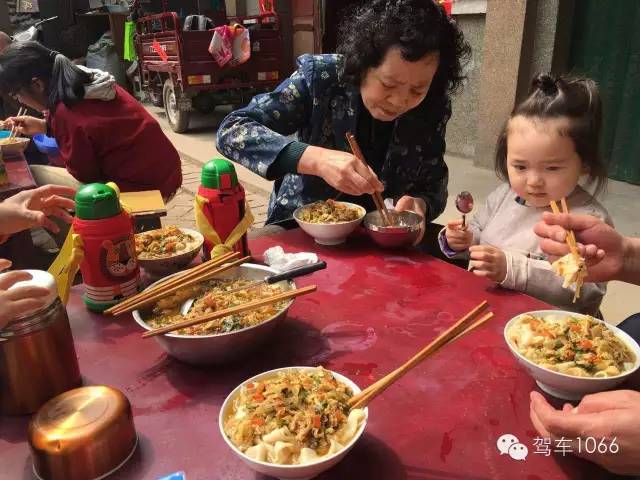 據(jù)說(shuō)手搟面和柴雞蛋更配哦！