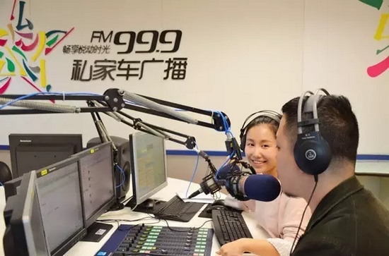 美女嘉賓來做客直播間，麥姐看莫非的眼神，嘖嘖，愛一個人是什么感覺？