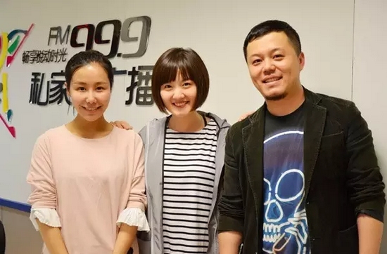 跟兩位女神在一起，莫非你知道你此刻有多招小編嫉恨？