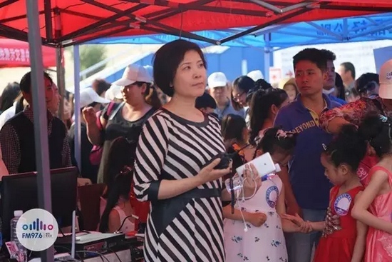 976老大木子一手手機(jī)一手對講一臉嚴(yán)肅，這是有多緊張呢？