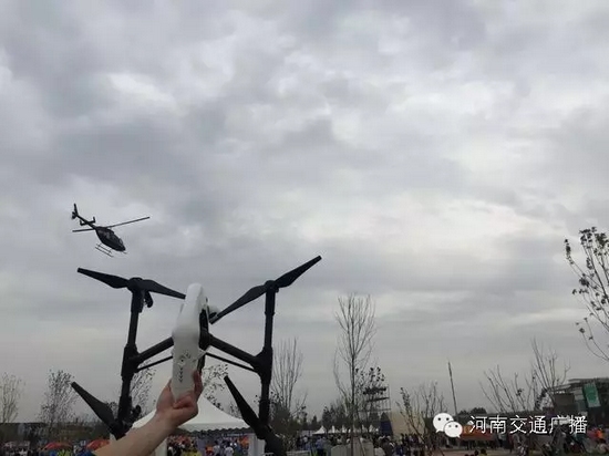 你以為音樂(lè)節(jié)只有音樂(lè)嗎？交廣號(hào)和無(wú)人機(jī)也在哦，看見(jiàn)它就揮揮手吧！