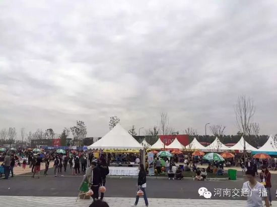 雖然天空已經(jīng)烏云密布，但大家的熱情絲毫不減！