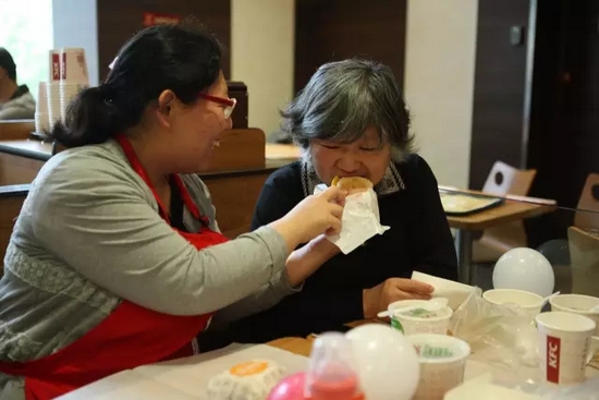 我還未長(zhǎng)大，你卻已白了頭發(fā)，我要珍惜和媽媽在一起的每一刻