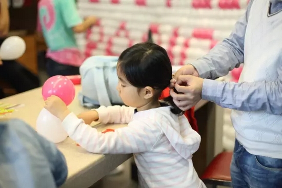 我能第一時(shí)間找到為我編辮子的爸爸，因?yàn)樗氖质悄菢拥臏厝岫辛α? complete=