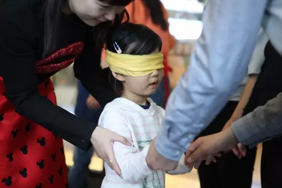 我能第一時(shí)間找到為我編辮子的爸爸，因?yàn)樗氖质悄菢拥臏厝岫辛α? complete=