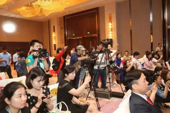 一時(shí)相機(jī)、攝像機(jī)齊閃