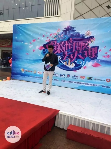 路飛冒雨主持，心中火熱的根本不需要雨傘啦！