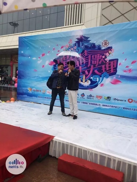 這位男士向遠(yuǎn)在家鄉(xiāng)的妻子隔空表白，勇氣真是大大的，您對妻子的愛，已經(jīng)超越萬水千山。