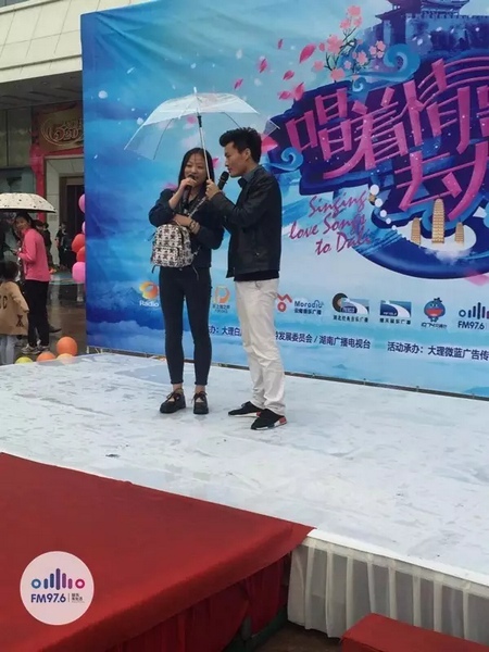 這是一位在校大學(xué)校，暗暗的喜歡純純的愛。