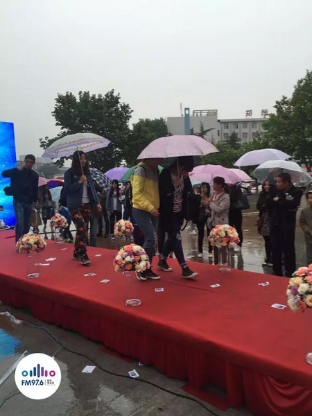 　　好友從屏幕后面走出來，他們特意從陜西、平頂山趕來為兩人送出祝福。