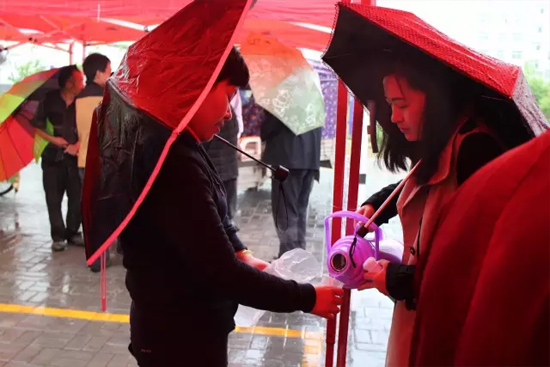 在寒冷的天氣中，為了能讓專(zhuān)家大夫們喝上熱水，紅改主任與柳青不斷的給大家添水。