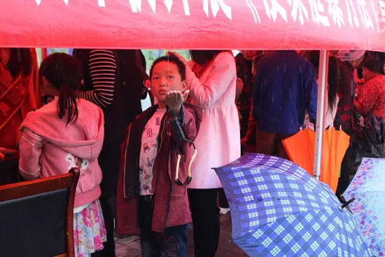 因?yàn)橛晗碌奶?，小男孩玩起了接水游戲? oldsrc=