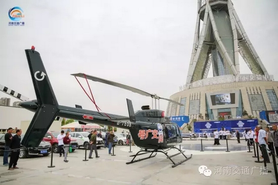 張貼著愛心助考車貼的“交廣號”直升機(jī)也同時起飛，共同開啟了今年的愛心助考之旅。