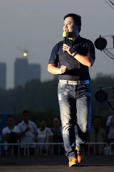 莫非此刻是在向前走還是向后移？