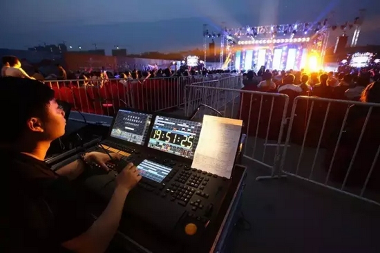 嚴謹的音響老師，晚會的效果全在他的控制之內。