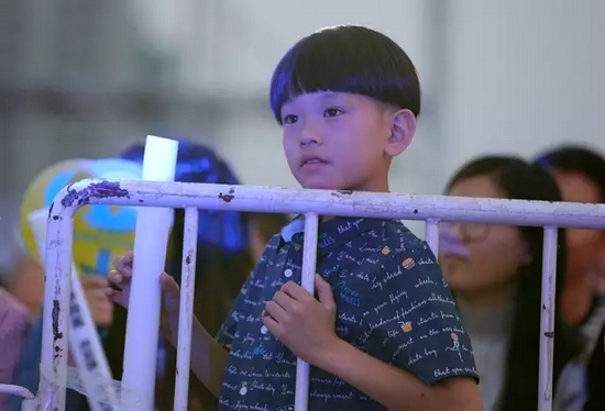 正是你們的笑容，才讓我們有了繼續(xù)前行的動力，哪怕風雨兼程。