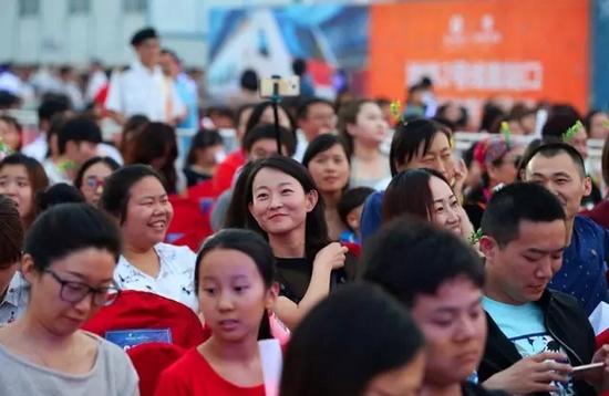 正是你們的笑容，才讓我們有了繼續(xù)前行的動力，哪怕風雨兼程。